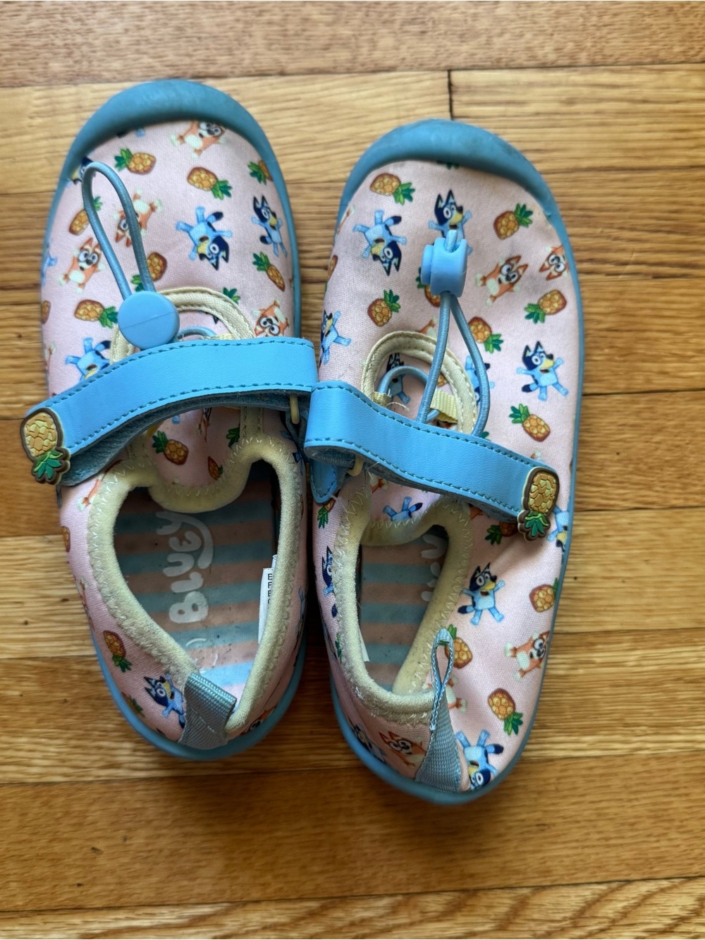 Kids Bluey Pineapple Print Water Shoes with Blue Trim size 11/12 - Picture 3 of 5